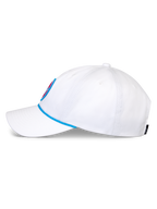 Alpinestars Calipalm Strapback Mütze, weiße Baseball-Cap, Seitenansicht mit gebogenem Schirm und blauem Kordel-Detail, unstrukturierte niedrige Krone aus weißem Baumwoll-Twill, lässige Kopfbedeckung