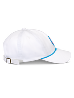 Alpinestars Calipalm Strapback Mütze, Weiß, Seitenansicht mit gebogenem Schirm und unstrukturierter niedriger Krone, blauer Seilakzent am Schirmansatz, verstellbarer Riemenverschluss mit Metallschnalle, lässige Sportbekleidung aus Baumwolltwill