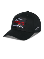 Alpinestars Matrix Snapback Mütze, Schwarz, gebogener Schirm mit strukturierter Krone, mehrfarbiger Stick-Patch auf der Vorderseite mit Alpinestars-Logo, rotes Branding und Karomuster, seitliche Logo-Stickerei, lässige Motorsport-Kopfbedeckung