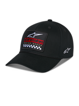 Alpinestars Matrix Snapback Mütze, Schwarz, gebogener Schirm mit strukturierter Krone, mehrfarbiger Stick-Patch auf der Vorderseite mit Alpinestars-Logo, rotes Branding und Karomuster, seitliche Logo-Stickerei, lässige Motorsport-Kopfbedeckung