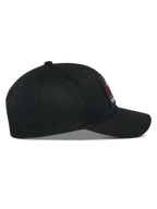 Alpinestars Matrix Snapback Mütze, Seitenprofil, schwarze Kappe aus Baumwolltwill mit gebogenem Schirm und strukturierter Krone, mehrfarbiger bestickter Aufnäher auf der Vorderseite, lässige Motorsport-Streetwear