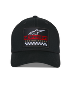 Alpinestars Matrix Snapback Mütze, Schwarz, Strukturierte Krone und gebogener Schirm, Vorderansicht mit mehrfarbigem besticktem Aufnäher mit weißem Astars-Logo, rotem Branding und schwarz-weißem Karomuster, Lässige Motorsport-Kopfbedeckung