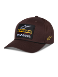 Alpinestars Matrix Snapback Mütze, Braun, mit einem gestickten Aufnäher auf der Vorderseite mit weißem Logo, gelbem Branding und Schachbrettmuster, seitlichem Astars-Logo, gebogenem Schirm, lässige Sportbekleidung