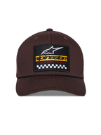 Alpinestars Matrix Snapback Mütze, Braun, Vorderansicht mit strukturierter Krone und gebogenem Schirm, mehrfarbiger Stickerei-Patch mit Alpinestars-Branding und Rennsport-Karomuster, schwarzes Kordel-Detail, lässige, vom Motorsport inspirierte Kopfbedeckung
