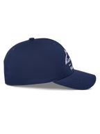 Alpinestars Trifecta Snapback Kappe, Dunkelblau, Seitenansicht mit gebogenem Schirm und strukturierter Krone, weißes Astars-Logo mit dreifarbigen Streifen, Baumwoll-Twill, lässige Motorsport-Streetwear
