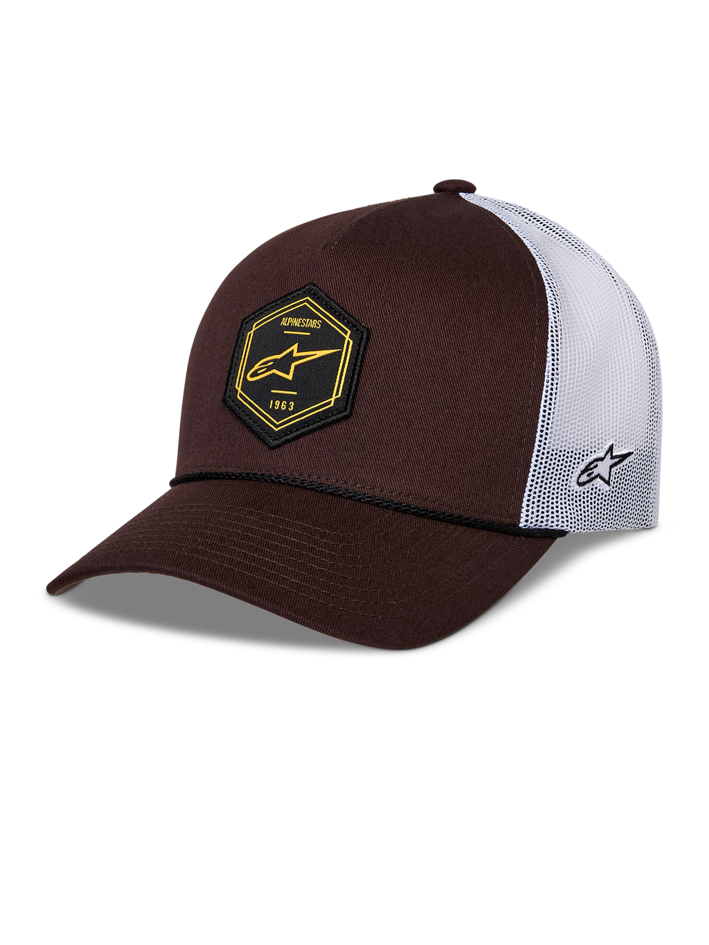 Alpinestars Hexeon Trucker Mütze, Braun und Weiß, gebogener Schirm mit strukturierter dunkelbrauner Front und weißer Mesh-Rückseite, schwarzes hexagonales Front-Patch mit gelbem Logo, seitlich gesticktes Logo, klassisches Trucker-Styling.