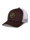 Alpinestars Hexeon Trucker Mütze, Braun und Weiß, gebogener Schirm mit strukturierter dunkelbrauner Front und weißer Mesh-Rückseite, schwarzes hexagonales Front-Patch mit gelbem Logo, seitlich gesticktes Logo, klassisches Trucker-Styling.