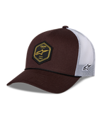Alpinestars Hexeon Trucker Mütze, Braun und Weiß, gebogener Schirm mit strukturierter dunkelbrauner Front und weißer Mesh-Rückseite, schwarzes hexagonales Front-Patch mit gelbem Logo, seitlich gesticktes Logo, klassisches Trucker-Styling.