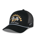Alpinestars Finisher Trucker-Mütze, schwarze Trucker-Cap mit atmungsaktivem Mesh-Rücken, gebogener Schirm mit weißem Kordel-Akzent, Frontgrafik mit gelbem Alpinestars-Schriftzug und Schachbrettflaggen, seitlich gesticktes Stern-Logo, lässige, vom Motorsport inspirierte Kopfbedeckung