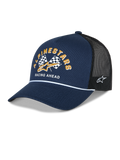 Alpinestars Finisher Trucker Hat, Marineblau und Schwarz, gebogener Schirm mit weißem Kordeldetail, Alpinestars Schachbrettflaggen-Grafik mit goldenem Logo und „Racing Ahead“-Schriftzug auf der Vorderseite, seitliche Astars-Logo-Stickerei, lässige Motorsport-Kopfbedeckung.