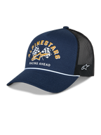 Alpinestars Finisher Trucker Hat, Marineblau und Schwarz, gebogener Schirm mit weißem Kordeldetail, Alpinestars Schachbrettflaggen-Grafik mit goldenem Logo und „Racing Ahead“-Schriftzug auf der Vorderseite, seitliche Astars-Logo-Stickerei, lässige Motorsport-Kopfbedeckung.