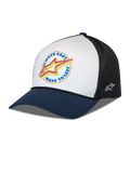 Alpinestars Aorbit Trucker Cap, Weiß, Navyblau und Schwarz, gebogener navyblauer Schirm mit weißer Frontpartie und schwarzer Mesh-Rückseite, Frontgrafik mit Always Fast Made to Last-Schriftzug und gelbem Astars-Logo, seitlich besticktes Logo, lässige vom Motorsport inspirierte Kopfbedeckung