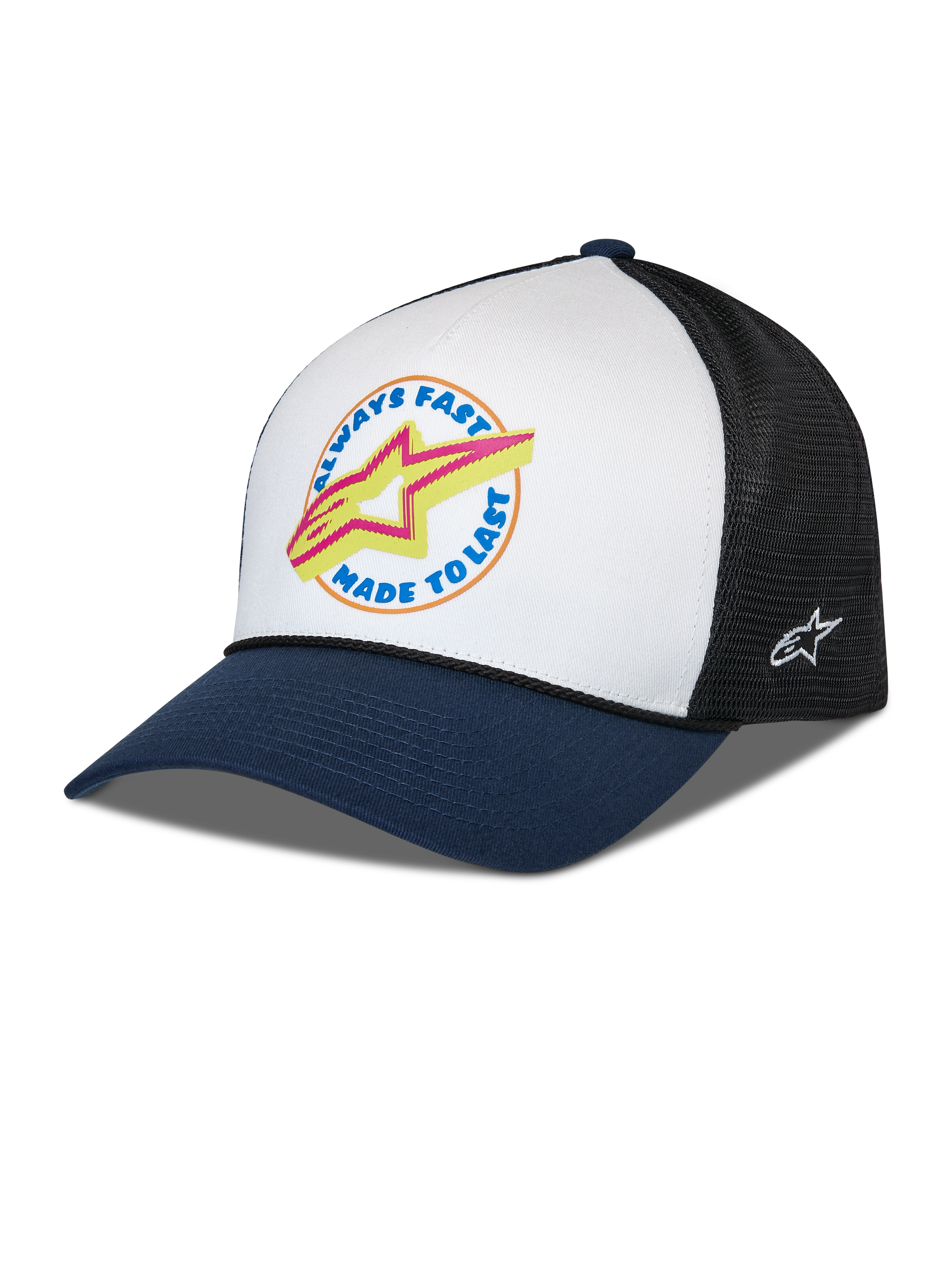 Alpinestars Aorbit Trucker Cap, Weiß, Navyblau und Schwarz, gebogener navyblauer Schirm mit weißer Frontpartie und schwarzer Mesh-Rückseite, Frontgrafik mit Always Fast Made to Last-Schriftzug und gelbem Astars-Logo, seitlich besticktes Logo, lässige vom Motorsport inspirierte Kopfbedeckung