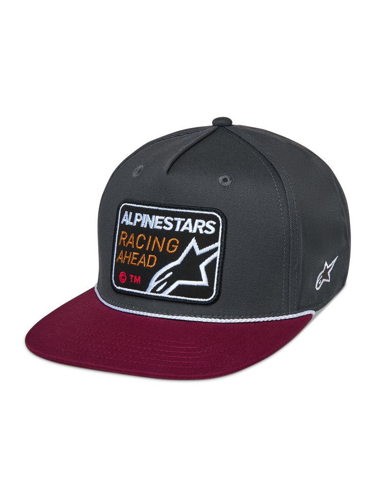 Alpinestars Intuitive Snapback Kappe, lässige Motorsport-Kopfbedeckung, dunkelgraue strukturierte Krone mit rotem flachem Schirm, weißes Kordeldetail, gestickter Aufnäher vorne mit „ALPINESTARS RACING AHEAD“ und Stern-Logo, seitliche weiße Stern-Stickerei