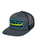 Alpinestars Phosphor Trucker Hat, Charcoal Black, graue Twill-Vorderseite mit schwarzer Mesh-Rückseite, lebendiges mehrfarbiges Astars-Logo mit „Racing Ahead“-Schriftzug, flacher Schirm, seitliche Logo-Stickerei, lässige vom Motorsport inspirierte Kopfbedeckung