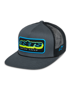 Alpinestars Phosphor Trucker Hat, Charcoal Black, graue Twill-Vorderseite mit schwarzer Mesh-Rückseite, lebendiges mehrfarbiges Astars-Logo mit „Racing Ahead“-Schriftzug, flacher Schirm, seitliche Logo-Stickerei, lässige vom Motorsport inspirierte Kopfbedeckung