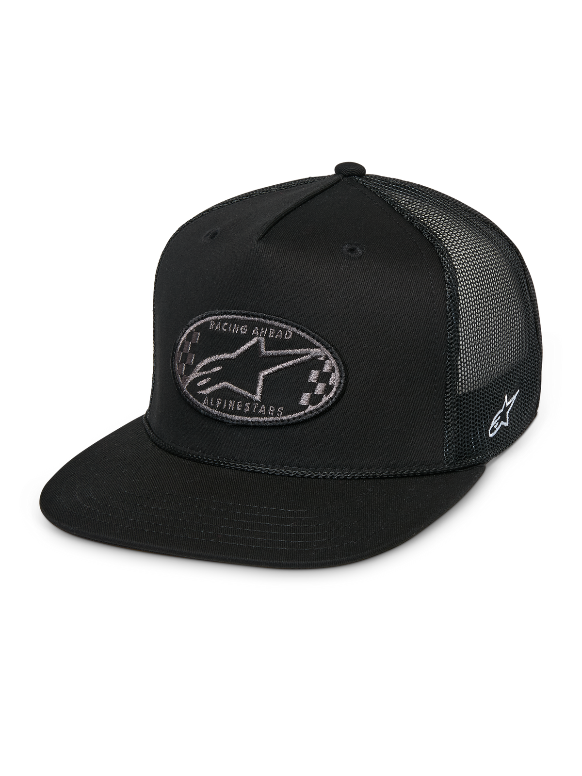 Alpinestars Contender Trucker Hat, schwarze Snapback-Kappe, flacher Schirm, ovaler Front-Aufnäher mit kariertem Astars-Logo und „Racing Ahead“-Schriftzug, schwarze Mesh-Rückseite, seitliche Logo-Stickerei, lässige Motorsport-Streetwear
