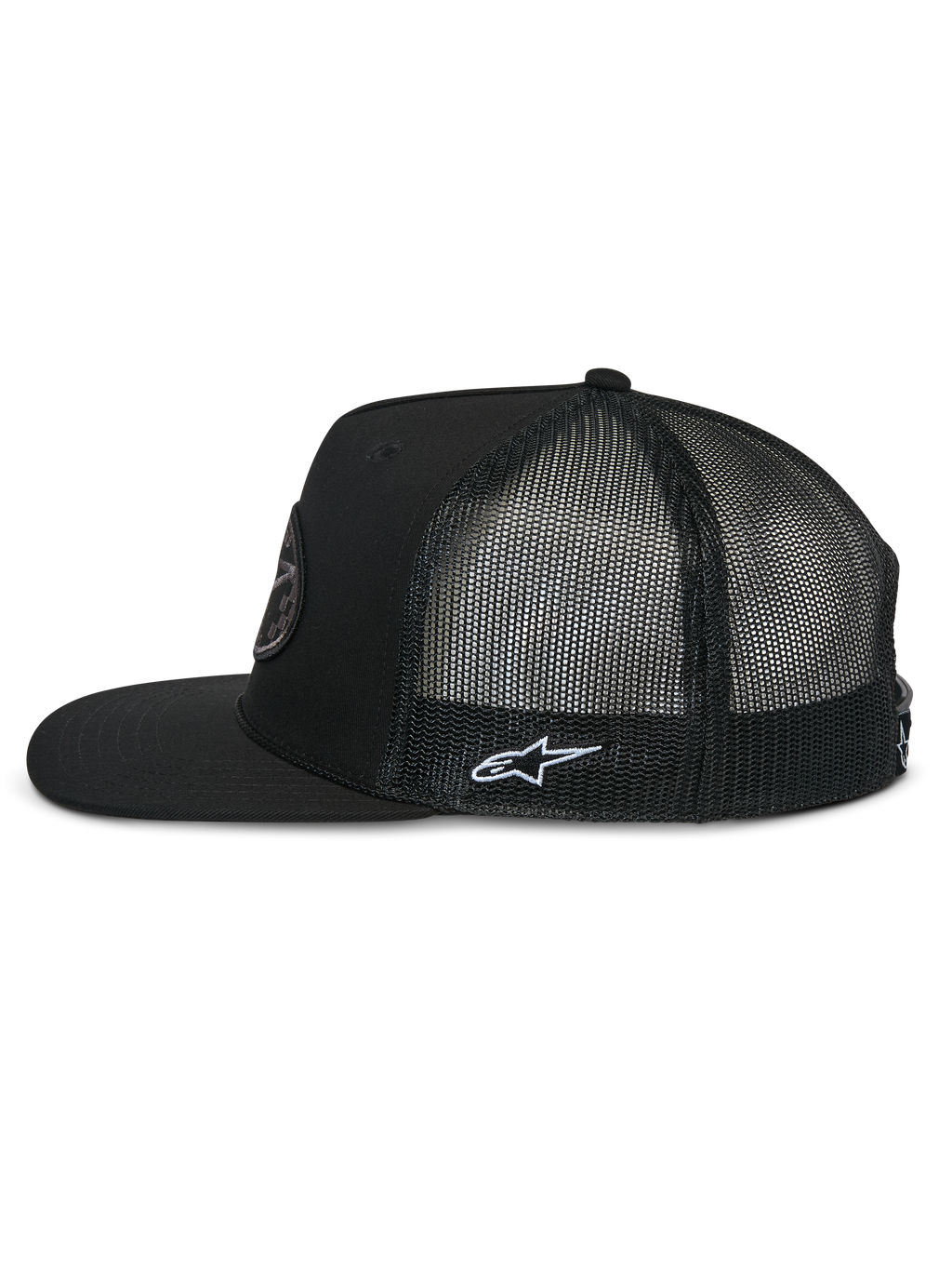 Alpinestars Contender Trucker Cap, Seitenansicht, Schwarz, flacher Schirm mit strukturierter Krone, atmungsaktives Poly-Mesh-Gewebe auf der Rückseite, mit weißer Astars-Logo-Stickerei an der Seite, lässige, vom Motorsport inspirierte Kopfbedeckung