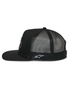 Alpinestars Contender Trucker Cap, Seitenansicht, Schwarz, flacher Schirm mit strukturierter Krone, atmungsaktives Poly-Mesh-Gewebe auf der Rückseite, mit weißer Astars-Logo-Stickerei an der Seite, lässige, vom Motorsport inspirierte Kopfbedeckung