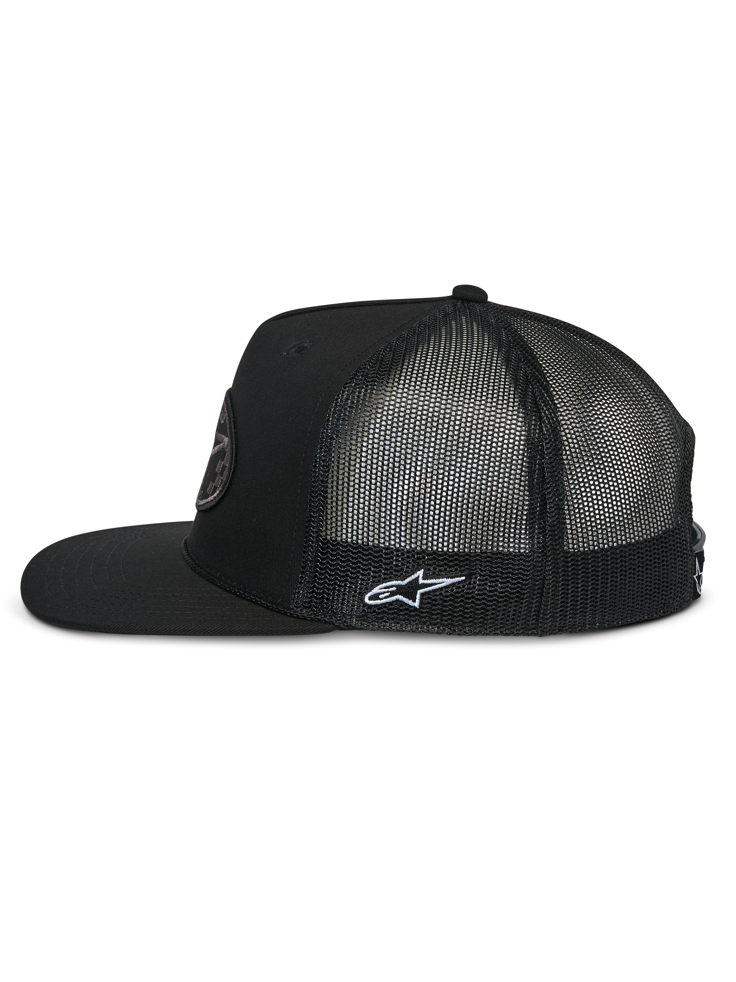 Alpinestars Contender Trucker Cap, Seitenansicht, Schwarz, flacher Schirm mit strukturierter Krone, atmungsaktives Poly-Mesh-Gewebe auf der Rückseite, mit weißer Astars-Logo-Stickerei an der Seite, lässige, vom Motorsport inspirierte Kopfbedeckung