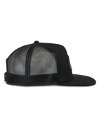 Alpinestars Contender Trucker Hat, Schwarze Trucker-Kappe, Seitenansicht, flacher Schirm und atmungsaktive Mesh-Rückseite, Snapback-Verschluss, lässiger Motorsport-Stil