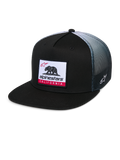 Alpinestars Cali Gradient Trucker Mütze, Trucker-Cap, Schwarz mit grauem Mesh-Rücken mit Farbverlauf, mit gewebtem Cali Bear Logo-Patch und roten Akzenten, flacher Schirm, seitliche Astars Logo-Stickerei, lässige Sportbekleidung