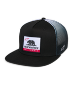 Alpinestars Cali Gradient Trucker Mütze, Trucker-Cap, Schwarz mit grauem Mesh-Rücken mit Farbverlauf, mit gewebtem Cali Bear Logo-Patch und roten Akzenten, flacher Schirm, seitliche Astars Logo-Stickerei, lässige Sportbekleidung