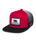 Alpinestars Cali Gradient Trucker-Mütze, Rot, Schwarz und Weiß, strukturierte rote Krone mit flachem schwarzem Schirm, graue Mesh-Rückseite mit Farbverlauf, mit Cali Bear Webaufnäher und seitlicher Logo-Stickerei, lässige Motorsport-Kopfbedeckung