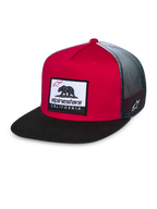 Alpinestars Cali Gradient Trucker-Mütze, Rot, Schwarz und Weiß, strukturierte rote Krone mit flachem schwarzem Schirm, graue Mesh-Rückseite mit Farbverlauf, mit Cali Bear Webaufnäher und seitlicher Logo-Stickerei, lässige Motorsport-Kopfbedeckung
