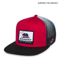 Alpinestars Cali Gradient Trucker Kappe, flacher Schirm, Rot, Schwarz und Weiß, mit Cali Bear Logo-Aufnäher vorne und atmungsaktiver Mesh-Rückseite