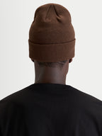 Alpinestars Augment Cuff Mütze, braune Sportswear-Strickmütze, Rückansicht mit tiefsitzender Silhouette an einem Model