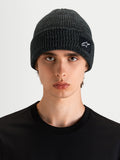 Alpinestars Unload Rib Cuff Mütze, dunkelgraue Sportswear-Strickmütze an einem Model, mit Rippstrick-Design und SAstars-Webaufnäher