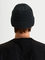 Alpinestars Unload Rib Cuff Mütze, Sportswear-Wintermütze in Charcoal Melange, Rückansicht an einem Model mit Strickjersey-Stichkonstruktion und Umschlag