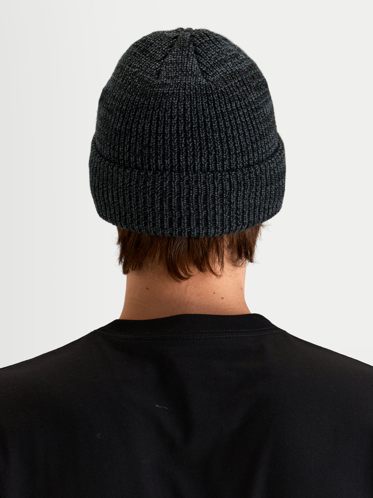 Alpinestars Unload Rib Cuff Mütze, Sportswear-Wintermütze in Charcoal Melange, Rückansicht an einem Model mit Strickjersey-Stichkonstruktion und Umschlag