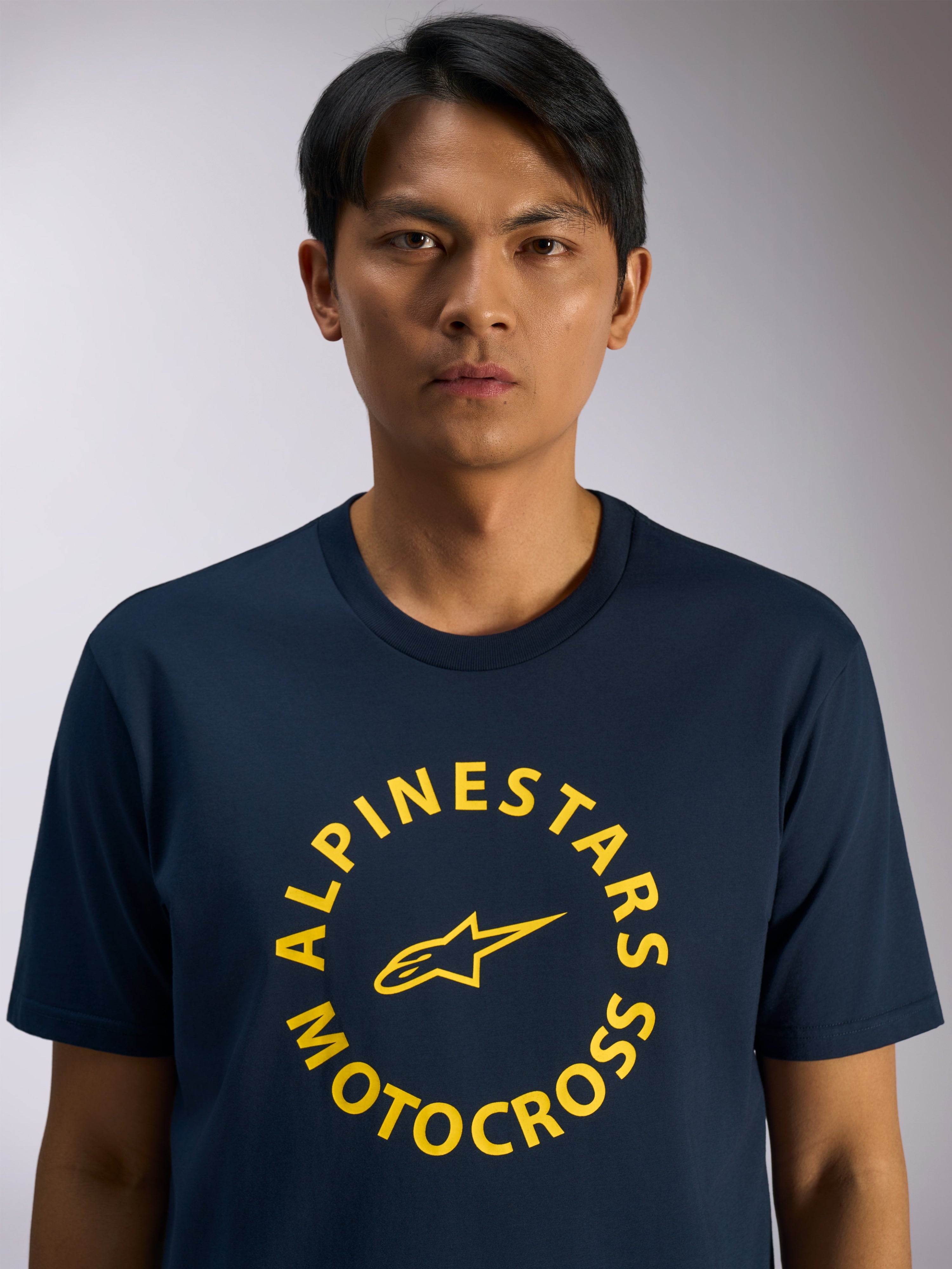 Alpinestars MX CSF Tee, kurzärmeliges T-Shirt, Marineblau, gelbe kreisförmige Alpinestars Motocross-Grafik mit Stern-Logo, legere Motorsport-Streetwear