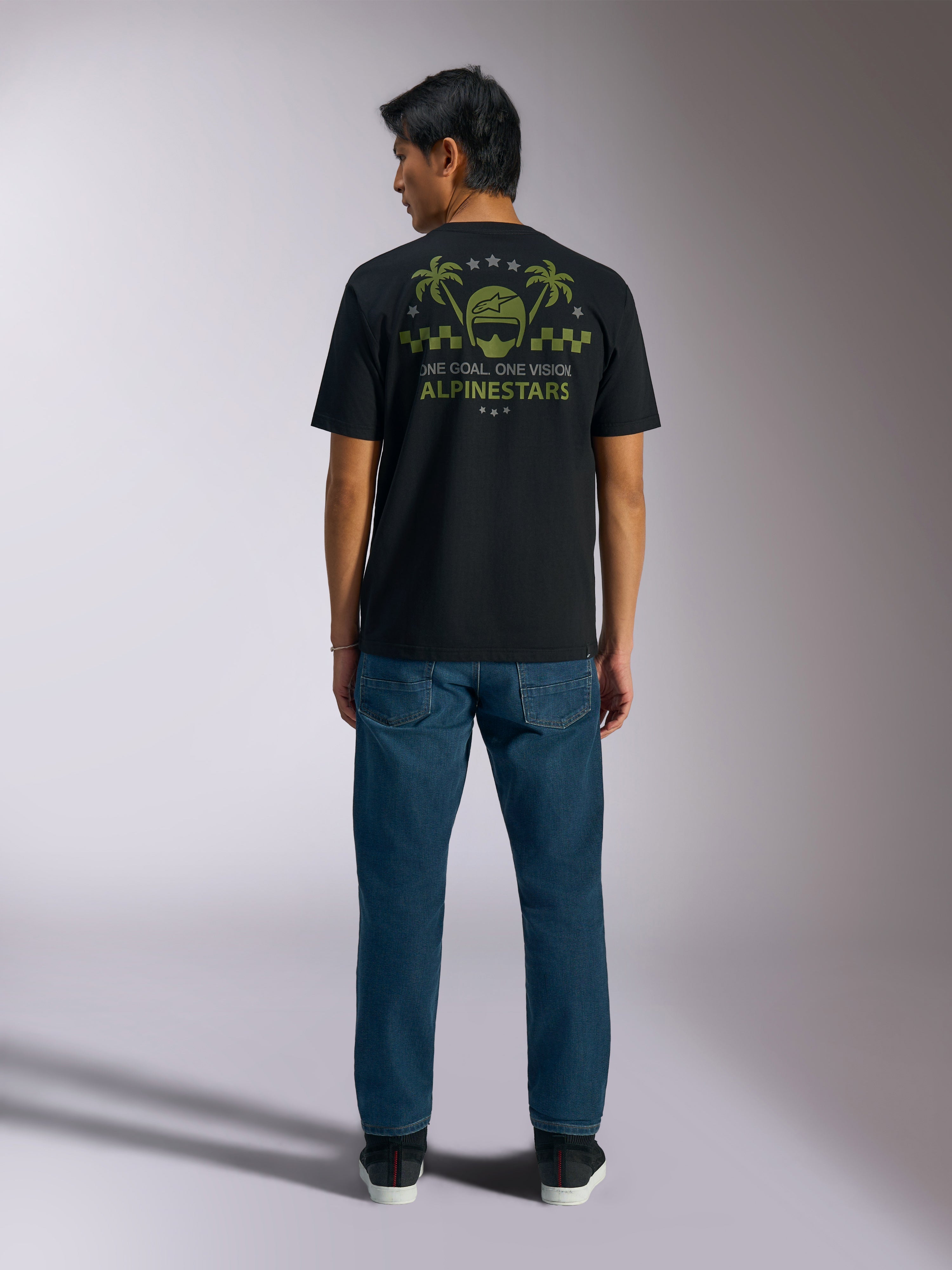 Alpinestars Order CSF T-Shirt, kurzärmeliges T-Shirt, Schwarz, Rückansicht mit olivgrüner Helm- und Palmen-Grafik und „One Goal One Vision“-Text, lässige Motorsport-Streetwear