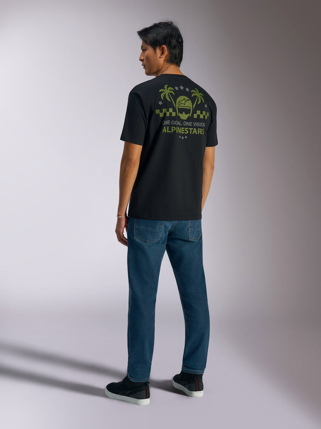 Alpinestars Order CSF Tee, kurzärmeliges T-Shirt, Schwarz, Rückansicht mit grüner Helm- und Palmen-Grafik, Schriftzug 'One Goal. One Vision.', lässige Motorsport-Streetwear