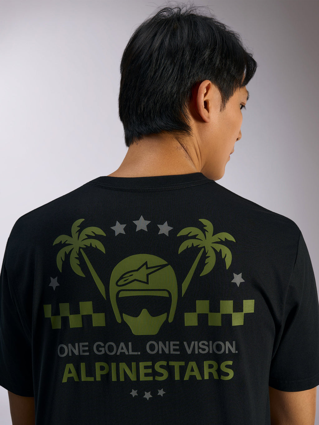 Alpinestars Order CSF Tee, Kurzarm-T-Shirt, Schwarz, Rückansicht mit grünen Helm- und Palmengrafiken, grauen Sternen und dem Schriftzug 'ONE GOAL. ONE VISION. ALPINESTARS', Casual Motorsport Streetwear