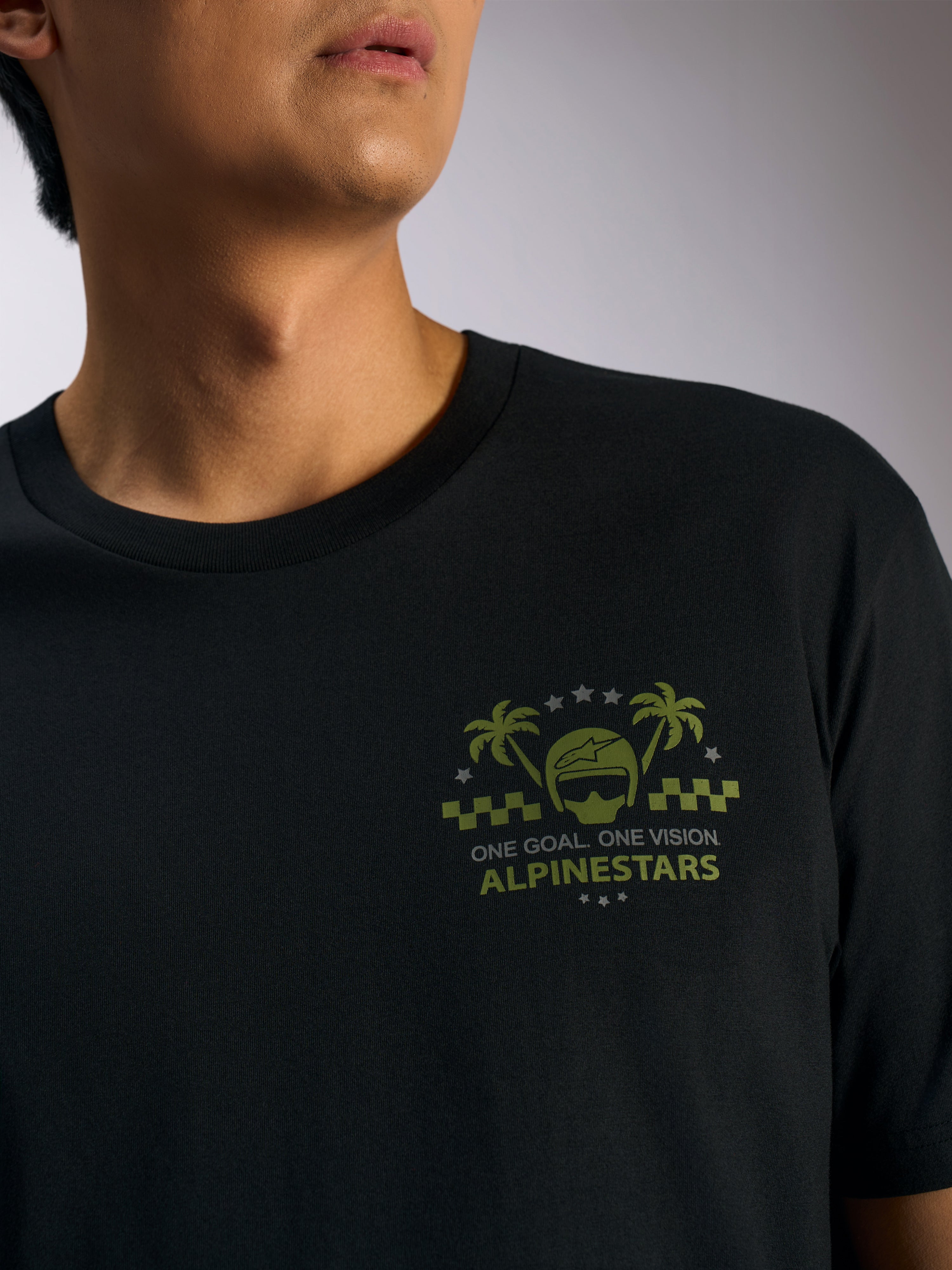 Alpinestars Order CSF Tee, kurzärmeliges T-Shirt, Schwarz, olivgrüne Helm- und Palmengrafik auf der Brust mit „ONE GOAL. ONE VISION.“ Text, lässige Motorsport-Streetwear