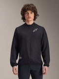 Alpinestars A-Aria Windbreaker-Jacke, Schwarz, leichte Radsportjacke, mit weißem Astars-Logo auf der Brust und Branding unten rechts, durchgehender Reißverschluss vorne, Stehkragen, elastische Bündchen und Saum, Performance-Passform für Outdoor-Sport