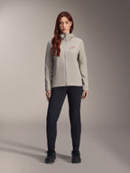 Alpinestars Stella A-Dura Thermal Damenjacke, Mountainbike-Jacke, Titanium-Grau, getragen mit schwarzer Funktionshose und schwarzen Schuhen, mit fleecegefütterter Kapuze und rotem Logo auf der Brust, konzipiert für Fahrten bei kaltem Wetter