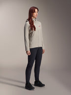 Alpinestars Stella A-Dura Thermal Jacke, Titanium-Grau, Damen-Thermo-Fahrradjacke mit rotem Stern-Logo auf der Brust, getragen mit schwarzer technischer Hose und schwarzen Mountainbike-Schuhen, Studioaufnahme für Outdoor-Radbekleidung