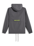 Alpinestars Speeder Chromium Windbreak Jacke, Rückansicht, Anthrazitgrau mit neongelbem Logo auf dem Rücken, Windjacke mit Kapuze, elastischen Bündchen und Saum mit Kordelzug, lässige vom Motorsport inspirierte Streetwear
