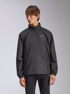 Alpinestars Overhaul Racer Jacke, Schwarze Regenjacke für Herren, mit hohem Kragen und durchgehendem Frontreißverschluss, kleines weißes Logo auf der Brust, elastische Bündchen, glattes wasserabweisendes Gewebe, minimalistisches vom Motorsport inspiriertes Design