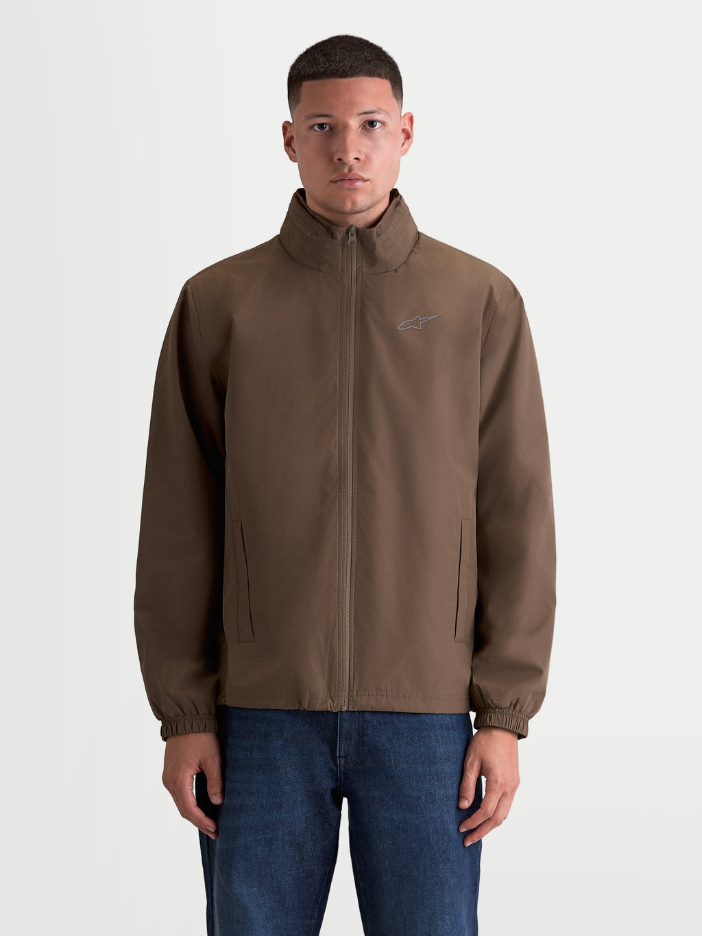 Alpinestars Overhaul Racer Jacke, Herren-Sportswear-Jacke, Braun, leichte Shell-Konstruktion mit verstaubarer Kapuze, Mesh-Futter und Astars-Logo auf der Brust.