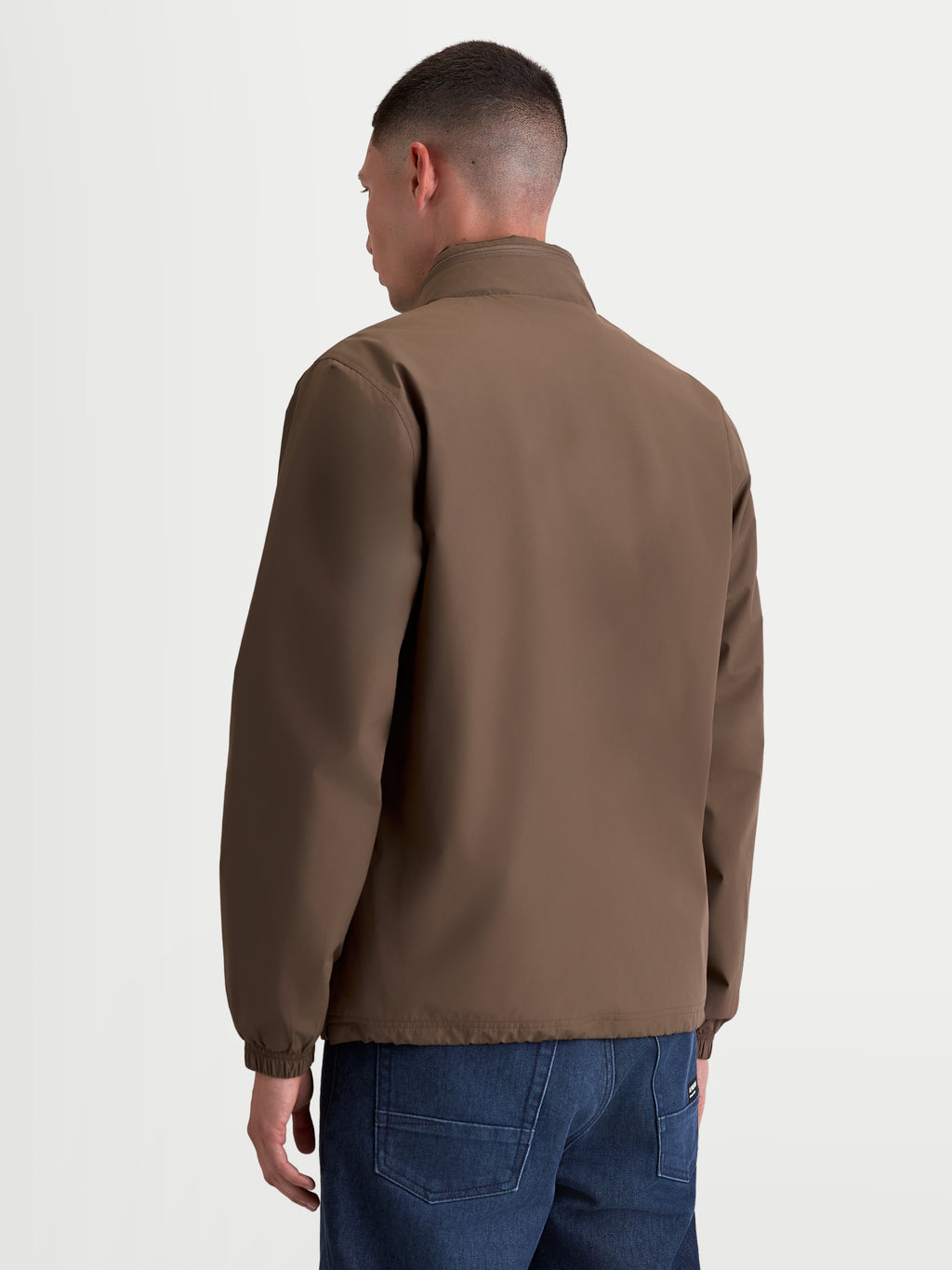 Alpinestars Overhaul Racer Jacke, leichte Herren-Sportswear-Jacke in Braun (Walnut), Rückansicht mit Fokus auf die klare Silhouette und den hohen Kragen mit verstaubarer Kapuze.