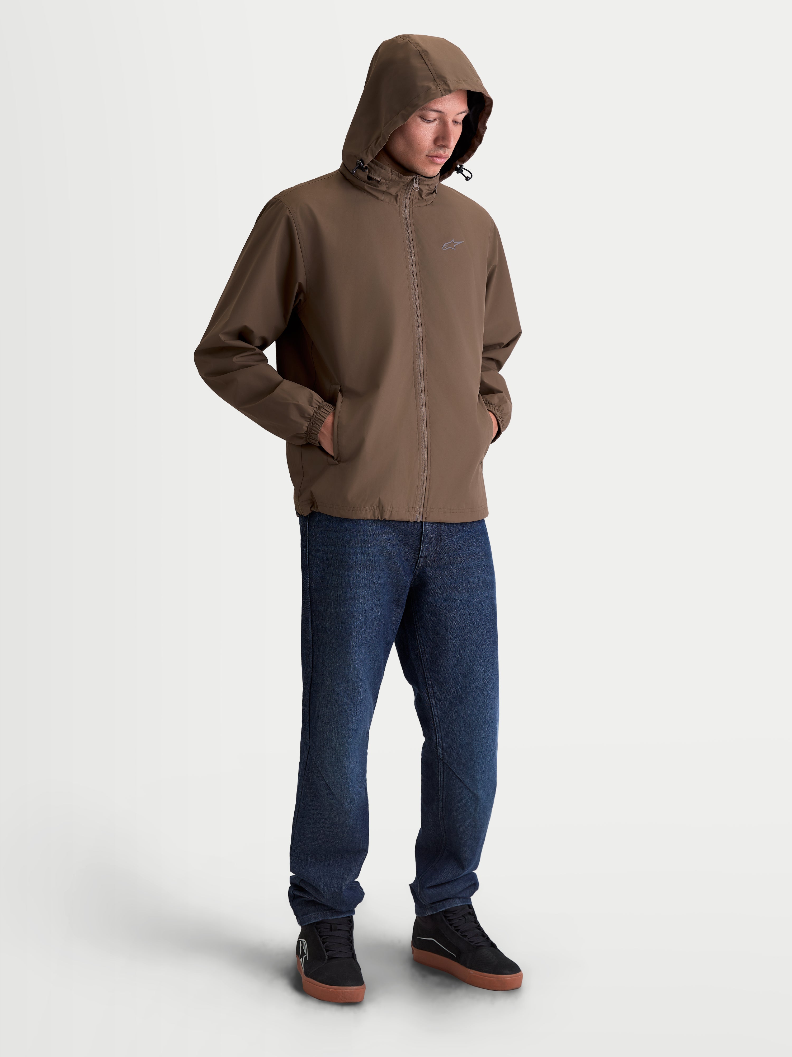 Alpinestars Overhaul Racer Jacke, leichte Sportswear-Jacke für den Alltag, Braun, Herren-Kapuzenjacke mit Mesh-Futter und kleinem Astars-Brustlogo.