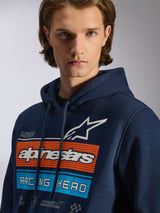 Alpinestars Harken Hoodie, dunkelblauer Kapuzenpullover, Brustgrafik mit orangefarbenen und hellblauen horizontalen Balken, weißes Stern-Logo, „Racing Ahead“-Schriftzug, lässige Motorsport-Streetwear