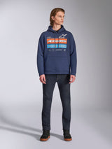 Alpinestars Harken Hoodie, marineblauer Fleece-Kapuzenpullover, auffällige mehrfarbige Grafik auf der Vorderseite mit „RACING AHEAD“ und Alpinestars-Wortmarke, Kängurutasche, Kapuze mit Kordelzug, lässige, vom Motorsport inspirierte Streetwear