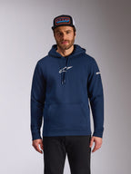 Alpinestars Frontal Hoodie, lässige Motorsport-Streetwear, Navyblau mit weißem Astars-Logo auf der Brust und weißem Wortlogo auf dem Ärmel, Kängurutasche, Kapuze mit Kordelzug, von einem Model getragen